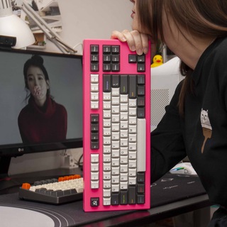 Логотип @schoolgirls_and_keyboards - Девушки и клавиатуры