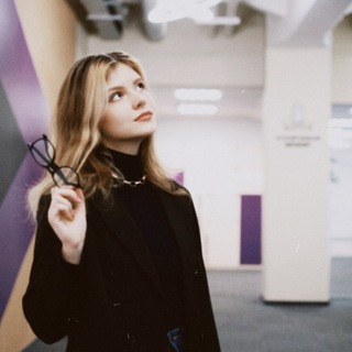 Логотип @seniorpmintern - лера с айтишным флером