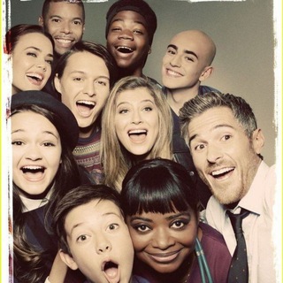 Логотип @serialtoop - Сериал красные браслеты 2 сезон