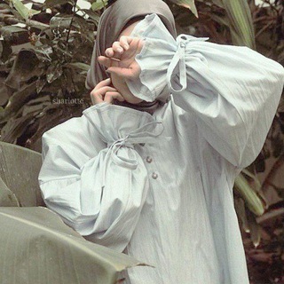 Логотип @sharlottasgarden - шарлотка.