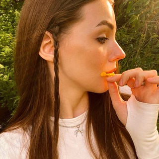 Логотип @shesnezhana - она снежана