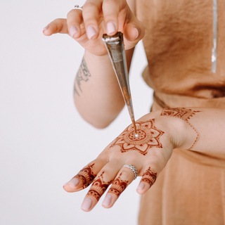 Логотип @shkolamehendi - О мехенди / henna art