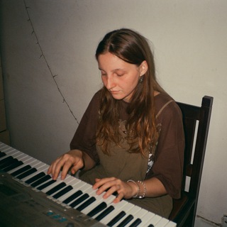 Логотип @shypshynasong - шипшина співає