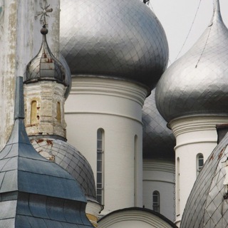 Логотип @slushayvnimatelno - слушай внимательно