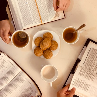 Логотип @smallgroups - МАЛІ ГРУПИ у час війни