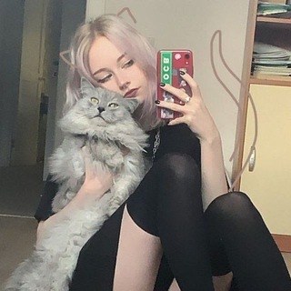 Логотип @smotrietoya - это я