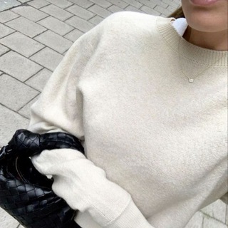 Логотип @solobellezza - 𝘉𝘦𝘭𝘭𝘦𝘻𝘻𝘢 & 𝘴𝘰𝘭𝘰 𝘲𝘶𝘦𝘭𝘭𝘢