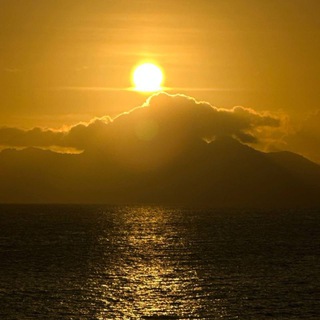 Логотип @someesunn - немного солнца в холодной воде.