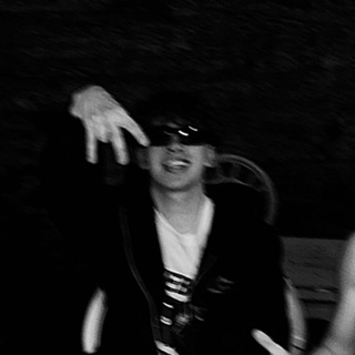 Логотип @speakingfactually - гений с другой планеты 🌍