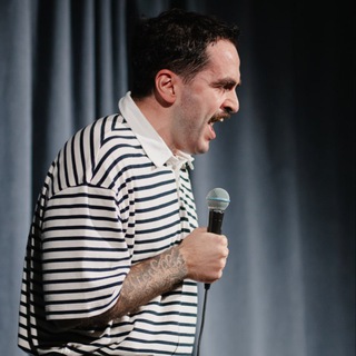 Логотип @specials_standup - комедийный персонаж Давид Манукян