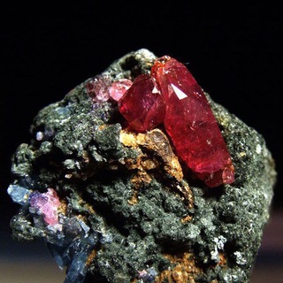 Логотип @spooshan_school - О камнях без эзотерики