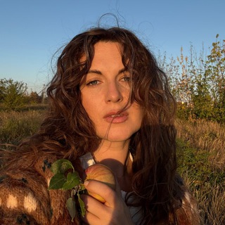 Логотип @stella_neronova - Стелла и её домик у реки 🧺🦢✨