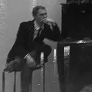 Логотип @stud_theatre_dir - Я, режиссёр Краснобаев | театр, сны, анекдоты