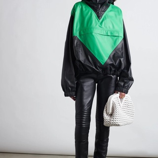 Логотип @stylebyvalera - brown is the new black