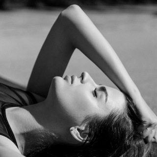 Логотип @suhareva_ai - AI Даша