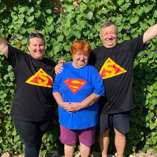 Логотип @superbus_ya - Супербуся и её семья