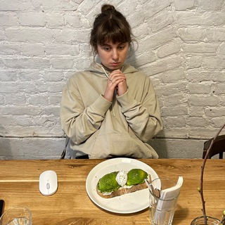 Логотип @svoyakomnataa - кафешка ‘своя комната’