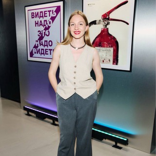 Логотип @tairovaprchat - дама с калькулятором Chat