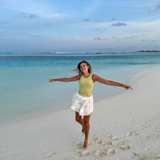 Логотип @takaya_devochka - такая улетевшая