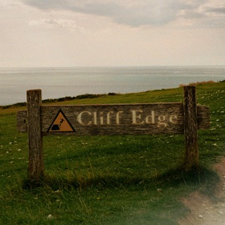 Логотип @talesandtakes - tales and takes