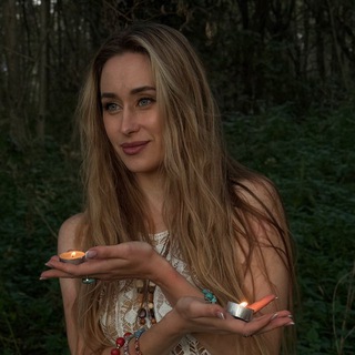 Логотип @talk_eliza - Посиделки у Лизы 📝