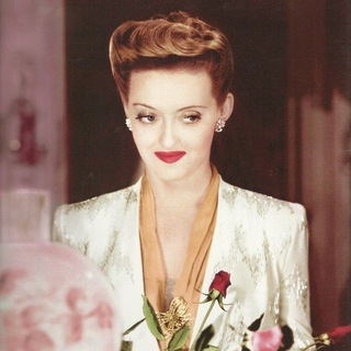 Логотип @tanya_smotrit_kino - Таня смотрит кино