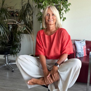 Логотип @tanyaiahnovskaia - Таня Яхновская. Своя