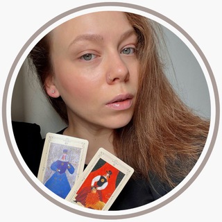 Логотип @tarolynka - С таро на «ты»