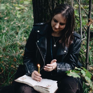 Логотип @tarotshelves - Таро по полочкам