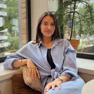 Логотип @tarott_me - Маг в белом халате 🪄