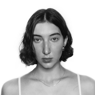 Логотип @tashatale - rebel woman