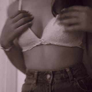 Логотип @tenderlycarelessly - твоє серце це зло