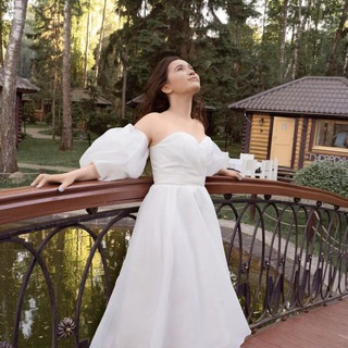 Логотип @thegirlinwhite - the girl in white