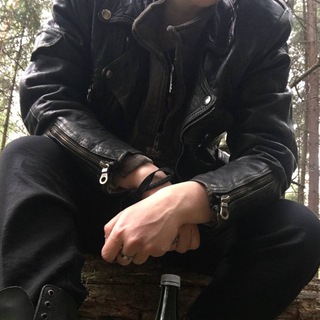 Логотип @thesimplerussianwitchshrub - терновый куст в суперпозиции.