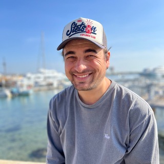 Логотип @thestraightstory - Янис Чилов | диджитал