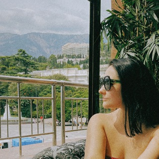 Логотип @thetaleofchris - Девушка с геймпадом