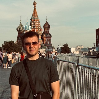 Логотип @thevinokurovv - это винокуров