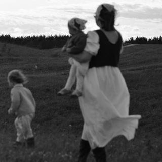 Логотип @thewholepartofus - Эстетичное Материнство