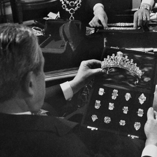 Логотип @thezaerdae - z æ r d æ