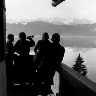 Логотип @thispaheinhistorychat - This Page In History⚔️ Chat