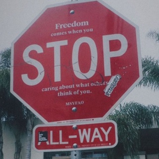 Логотип @thosethere - Те же там же