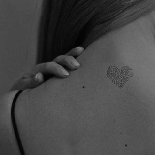 Логотип @tinauniverse - вселенная на двоих.