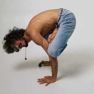 Логотип @tomyog - TomYoga