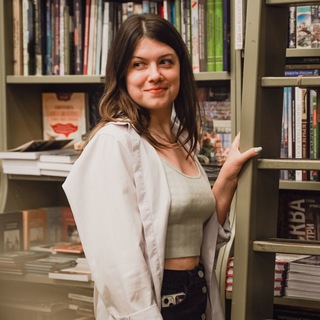 Логотип @tonyaandbooks - Тоня и книги 💚