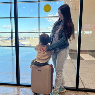 Логотип @travel_mom - Мама с чемоданом