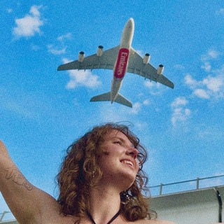 Логотип @travelella - с Эллой без границ 🌎