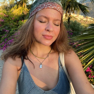 Логотип @travelwitholi - Путешествуй хоть как уже