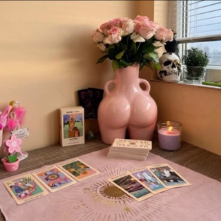 Логотип @travnik_mag - твой таролог 🪷