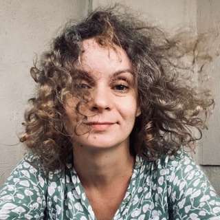 Логотип @tresbebe - Dasha is Here