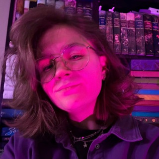 Логотип @tridevitsy - три девицы, не считая кошки